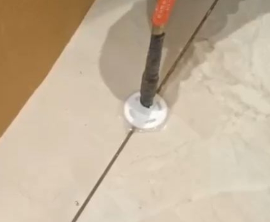 蓝田瓷砖空鼓维修公司专业解答瓷砖在铺贴过程中，如果没有涂抹均匀到位的粘结材料（如水泥砂浆或瓷砖胶），可能会导致以下问题