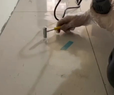 蓝田瓷砖开裂维修公司专业分享瓷砖在铺贴前如果没有沥干水分，将会导致以下问题