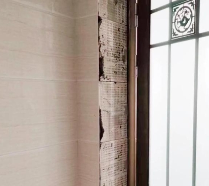 蓝田瓷砖空鼓免砸砖维修公司分享吸水砖泡水时间不够或过长都会对瓷砖铺贴效果产生影响